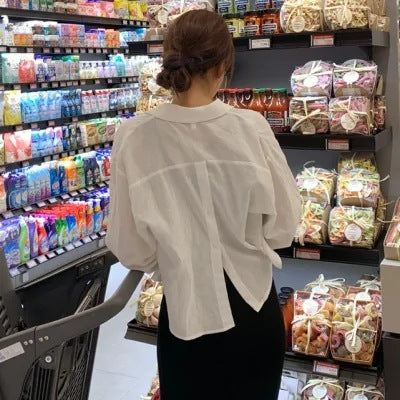 Dame cropped bluse med afslappet snit og slids bag Stilla