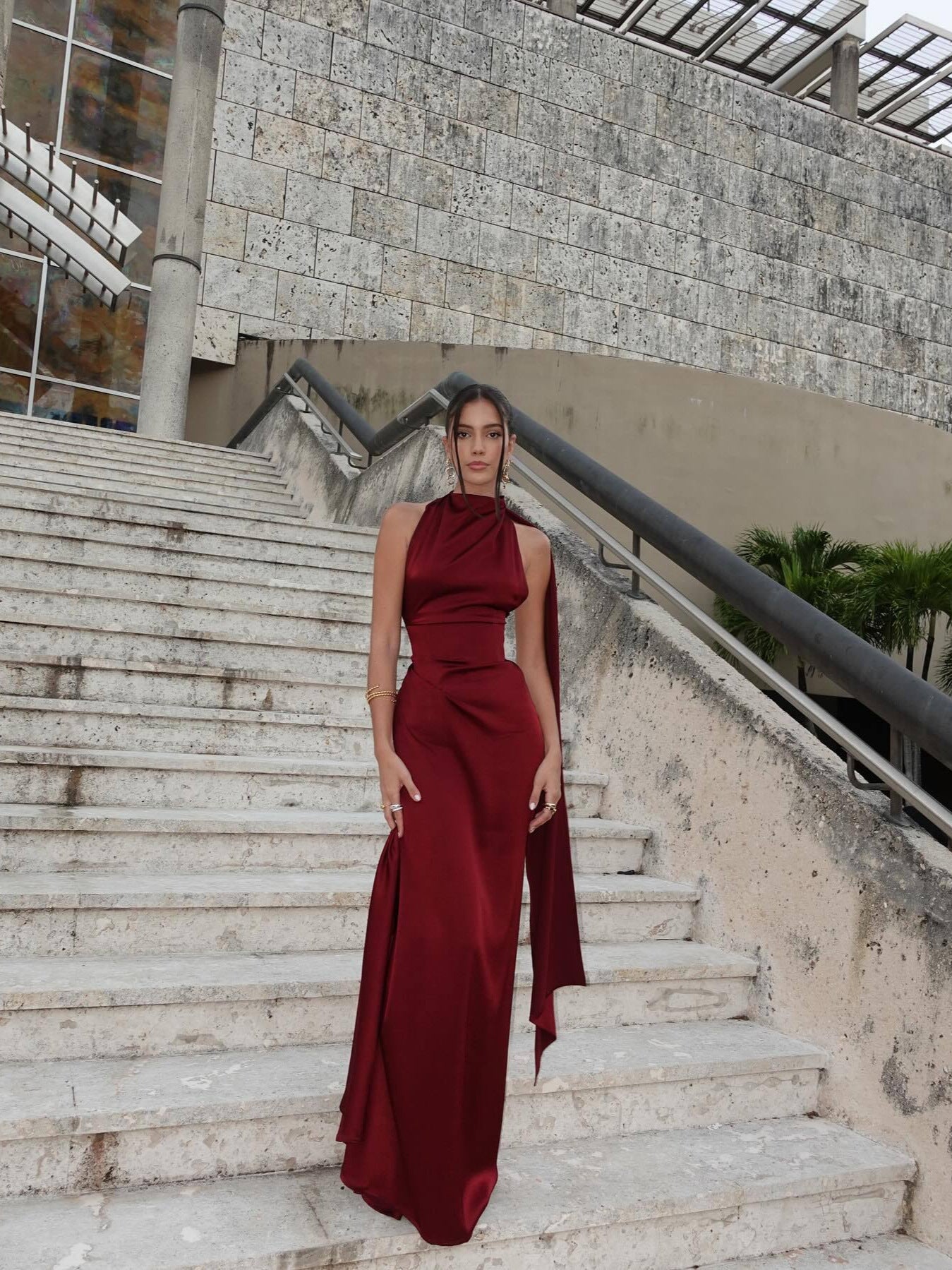 Dame elegant aftenkjole med asymmetrisk design og flydende stof Stilla