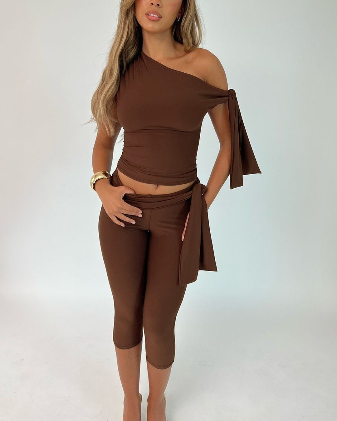 Dame figursyet One-Shoulder Jumpsuit med svingende slids Stilla