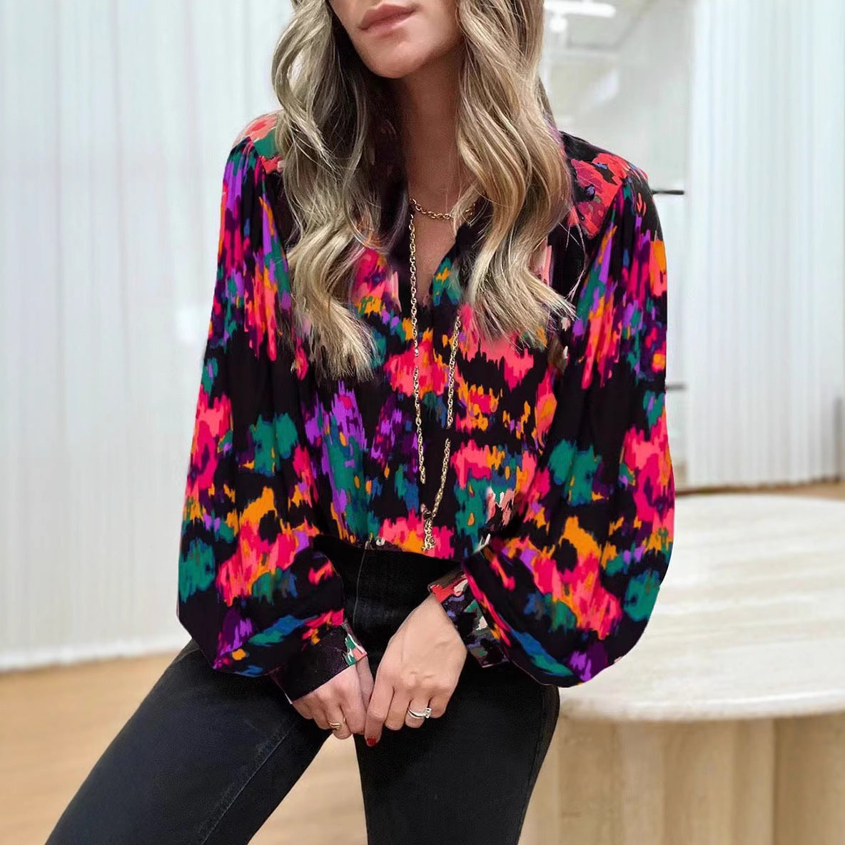 Dame elegant bluse med farverigt mønster og løse ærmer Stilla