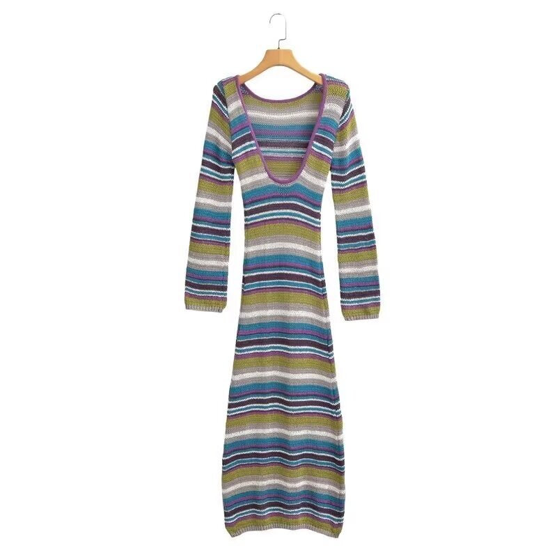 Dam strikmaxikjole med moderne stribemønster og elegant rundhalset uddybning Stilla