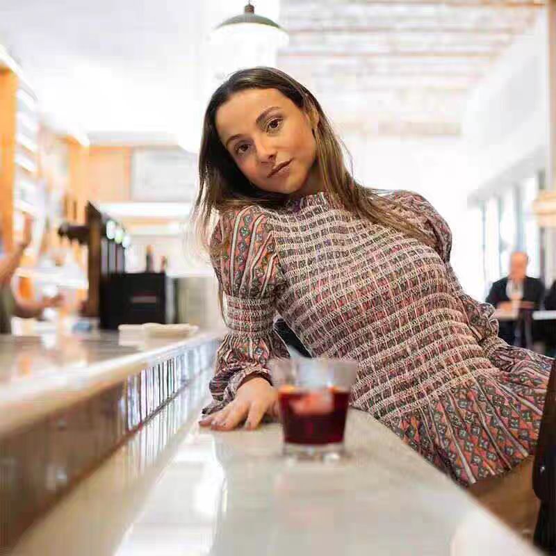 Dame A-linje bluse med blomstermønster og elegante puffærmer Stilla