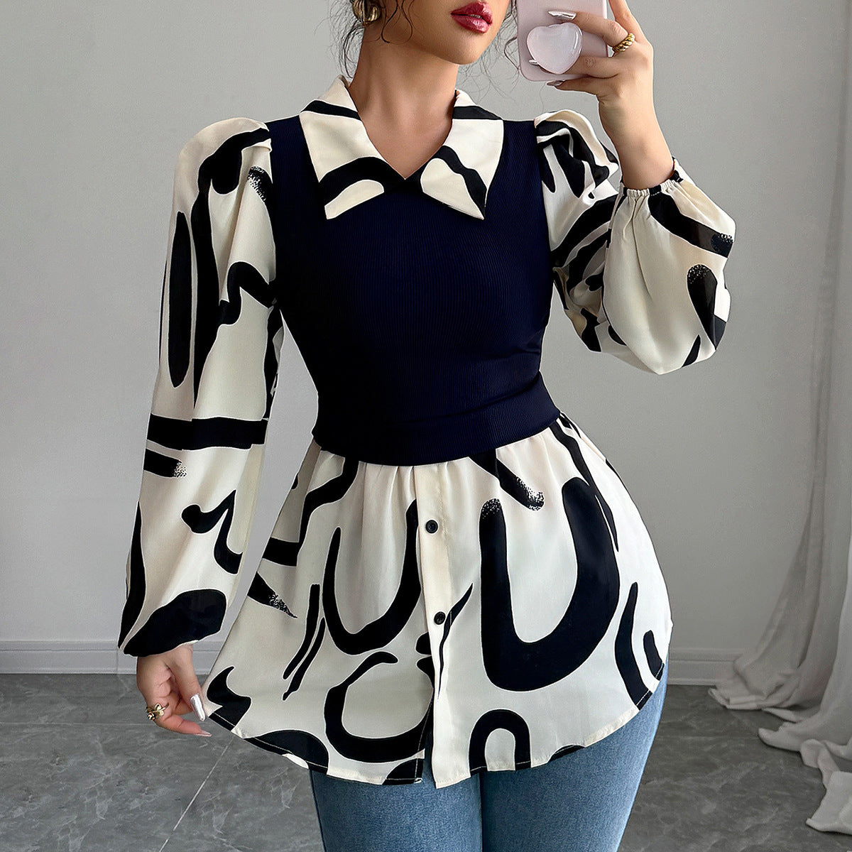 Dame designer-bluse med voluminøse ærmer og moderne mønster Stilla