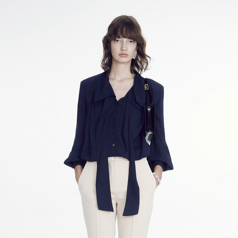 Dame elegant bluse med flydende snit og attraktive detaljer Stilla