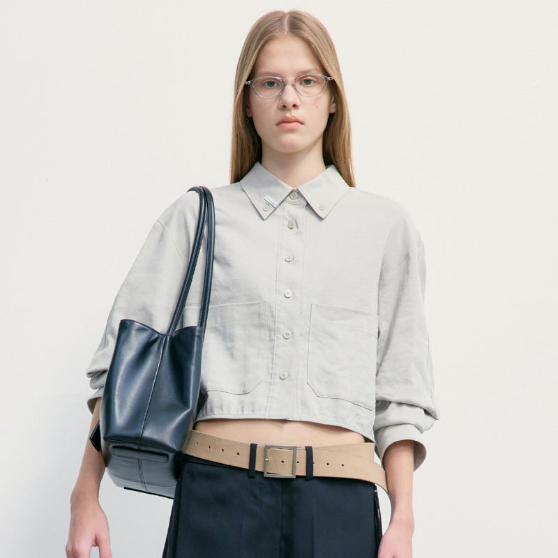 Dame cropped skjortebluse med en afslappet pasform og to lommer Stilla