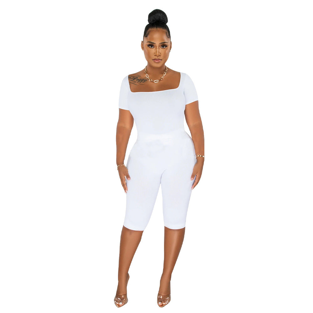 Dame figurtilpasset jumpsuit med off-shoulder design og knælang skæring Stilla
