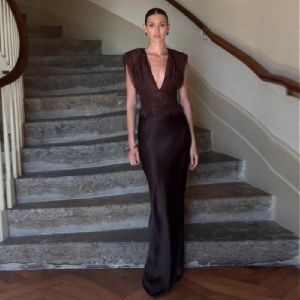 Dame Elegant gulvlængde aftenkjole med dyb V-udskæring og raffinerede flæsedetaljer Stilla