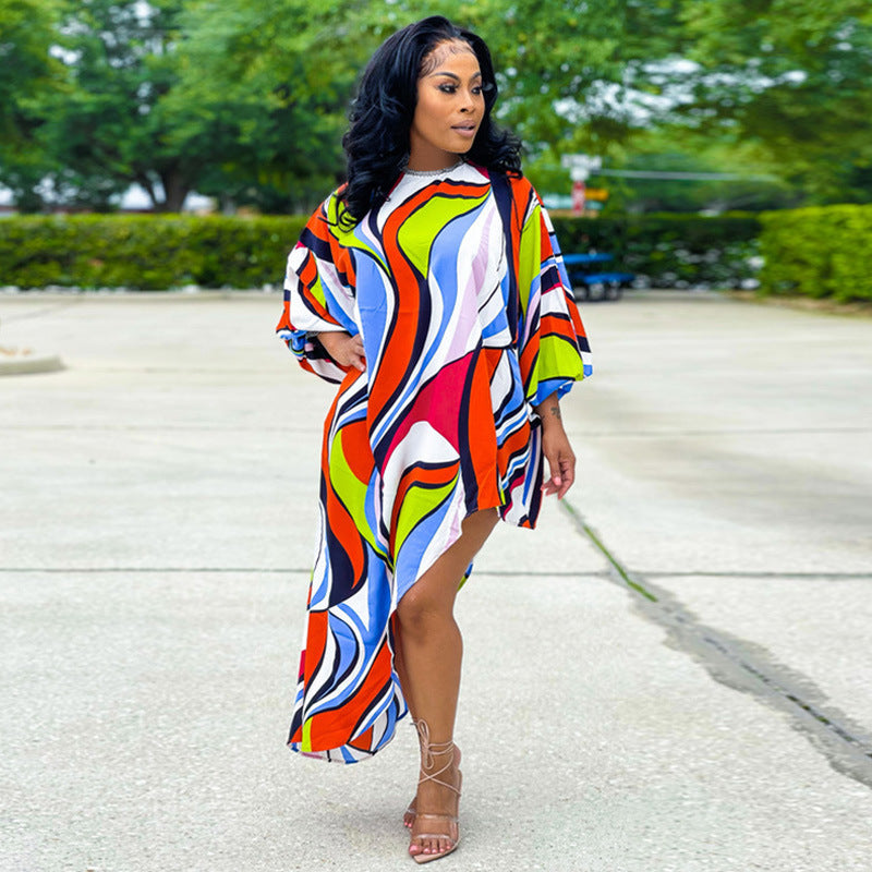 Dame afslappet strandkjole med asymmetrisk snit og farverigt bølgemønster Stilla