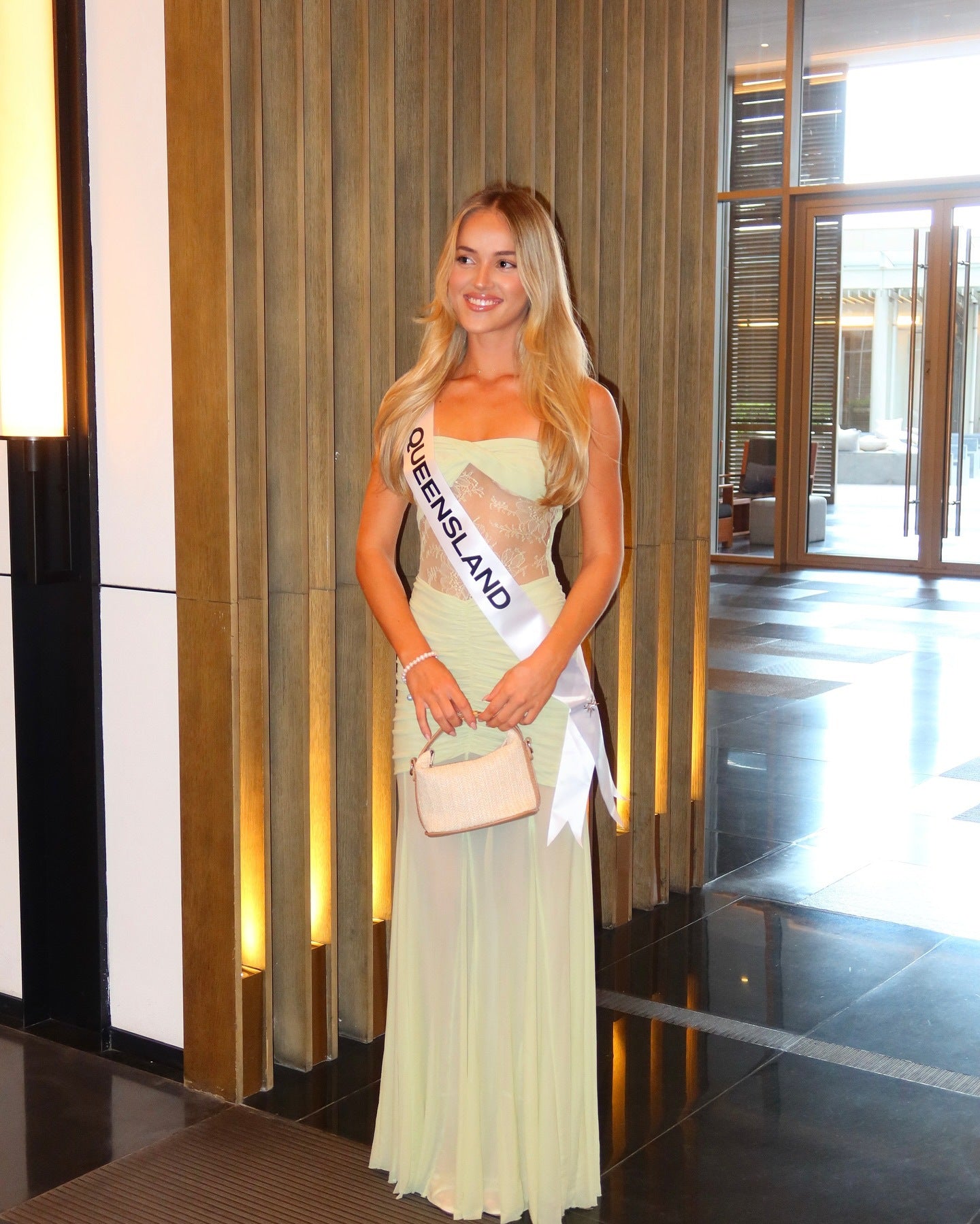 Dame Elegant aftenkjole med transparente indsatser og raffinerede flæsedetaljer Stilla