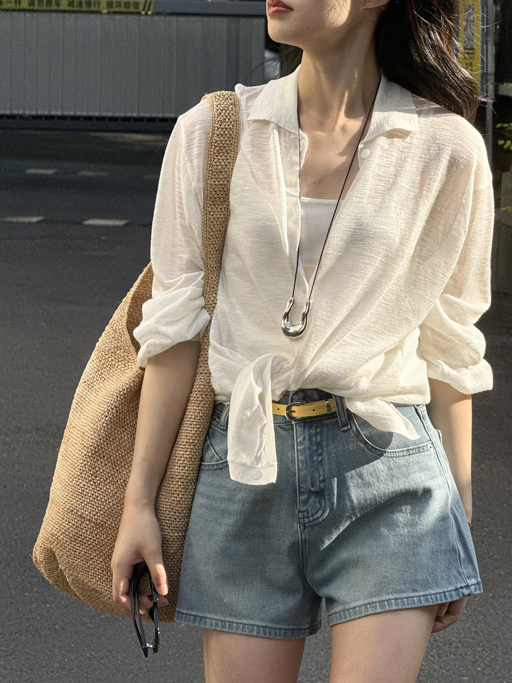 Dame afslappet skjorte med fashionabelt snit og detaljeknapliste Stilla