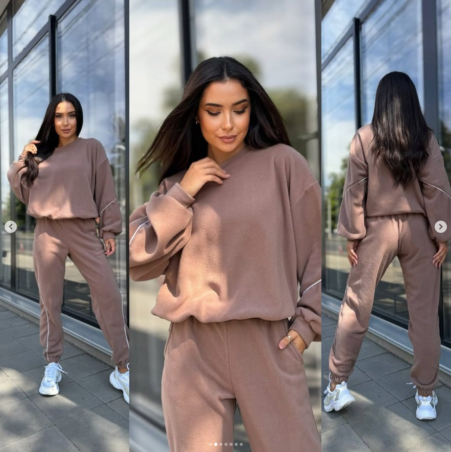 Dame afslappet fritidssæt med løs pasform og dekorerende kontrastsyninger Stilla