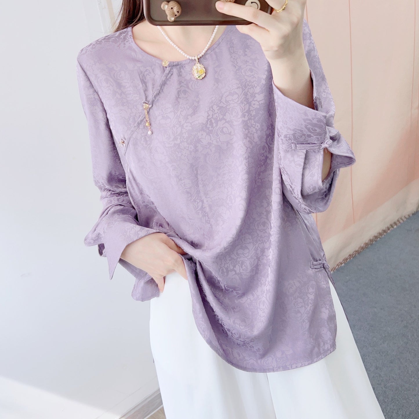 Dame designerbluse med elegant blomster mønster og raffinerede knapdetaljer Stilla