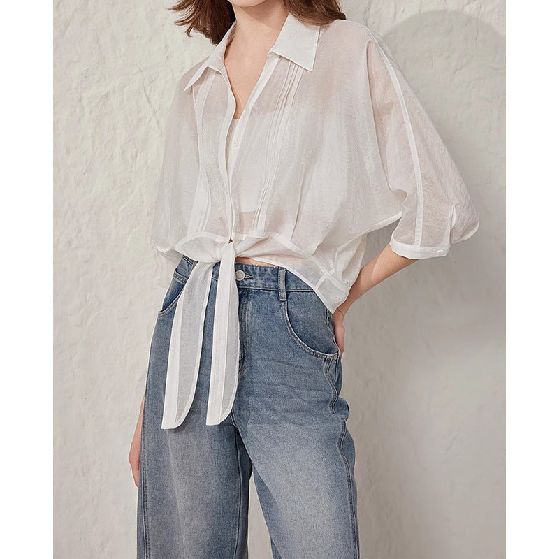 Dame afslappet bluse med V-hals og diskret bånd Stilla