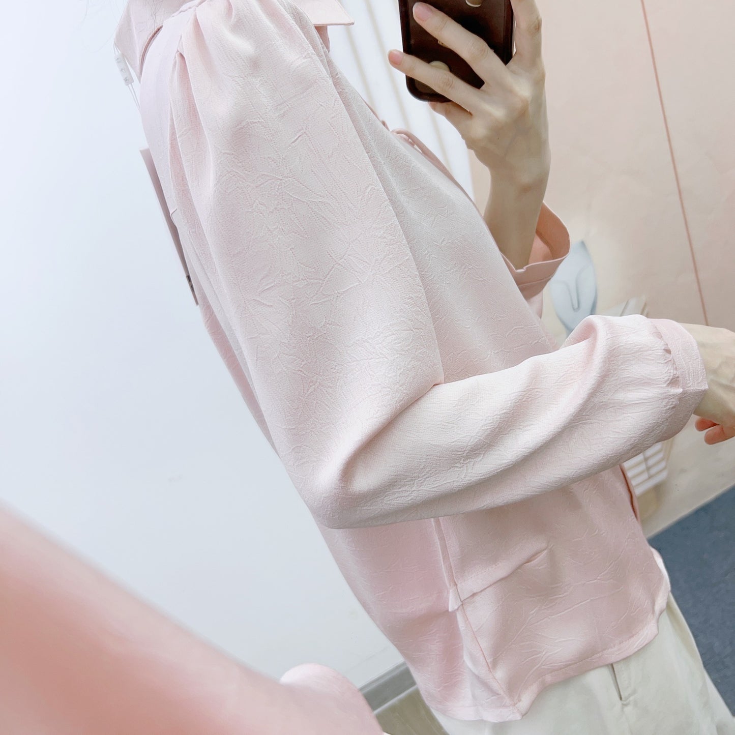 Dame elegant bluse med dekorativt bånd og kvalitetsstof Stilla