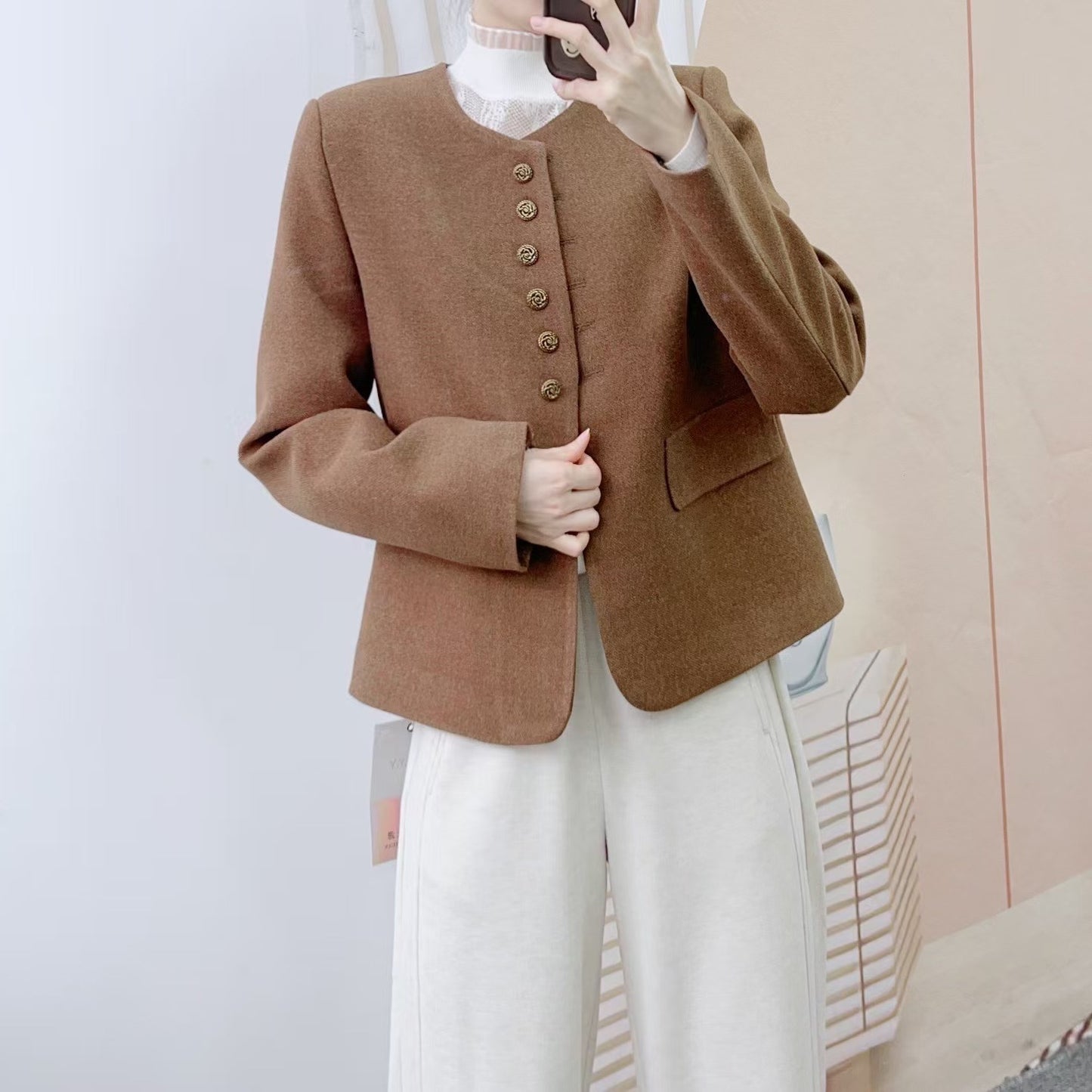 Dame elegant blazerjakke med skinnende knapdetaljer og praktiske lommer Stilla