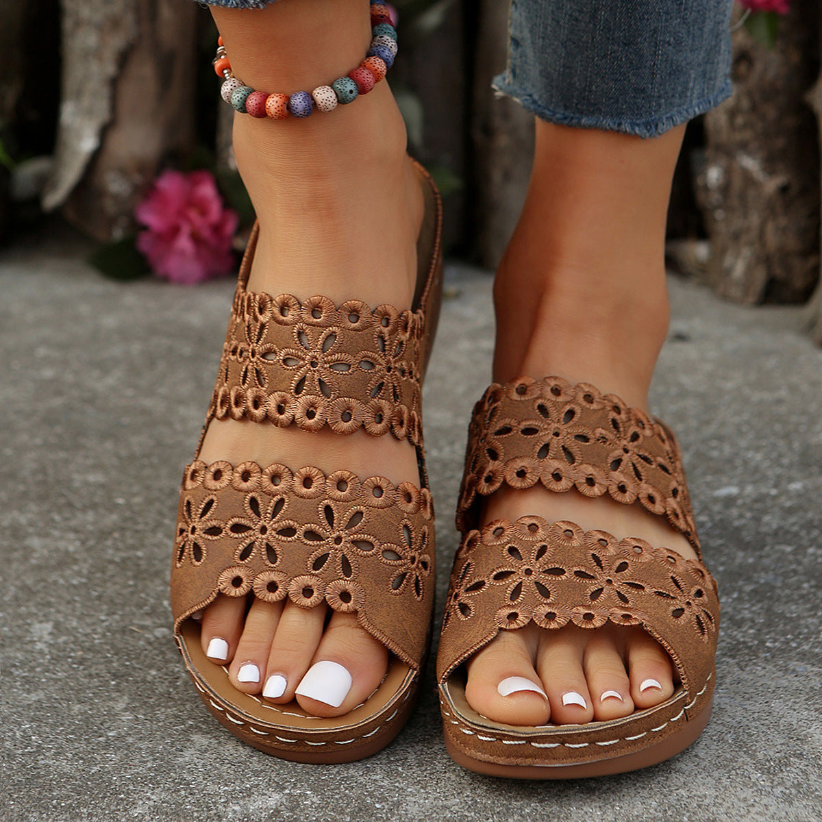 Dame åbne clogs med blomsterudskæringer og behagelig sål Stilla