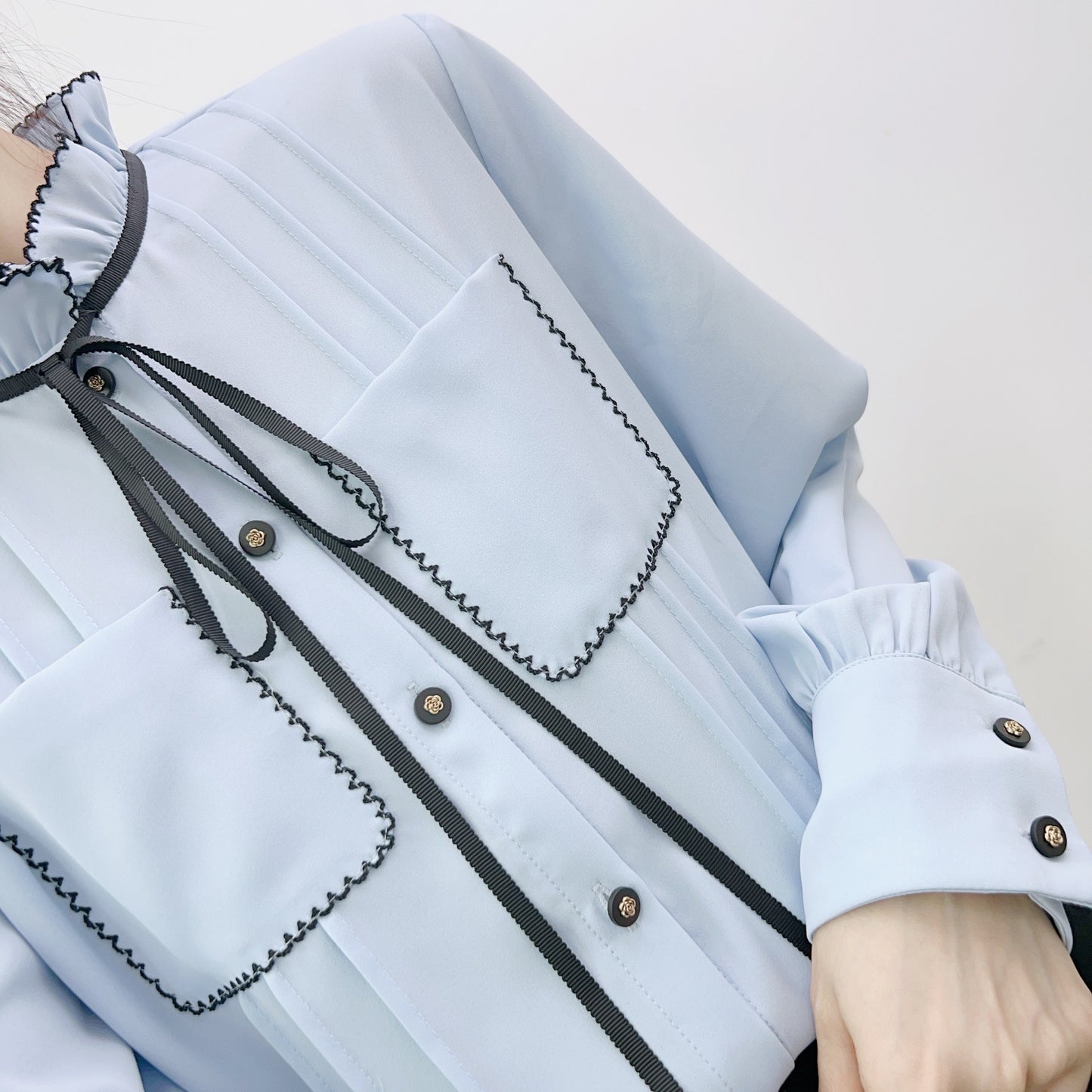 Dame elegant bluse med flæsedetaljer og fashionable bindebånd Stilla