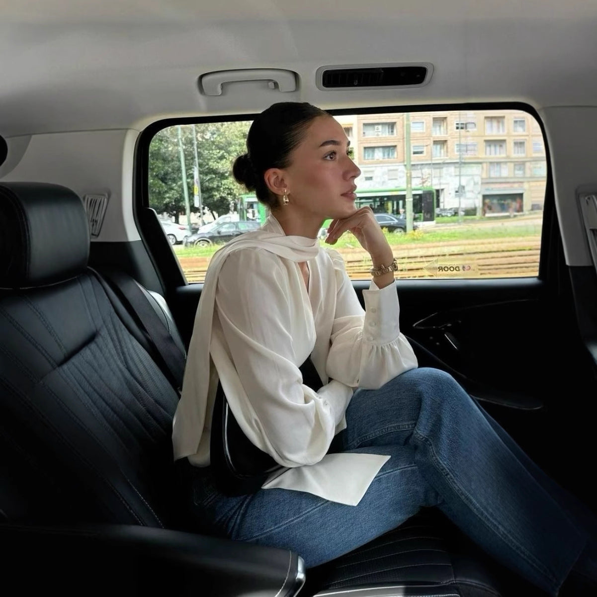 Dame elegant bluse med smal krave og stilfuld slids Stilla