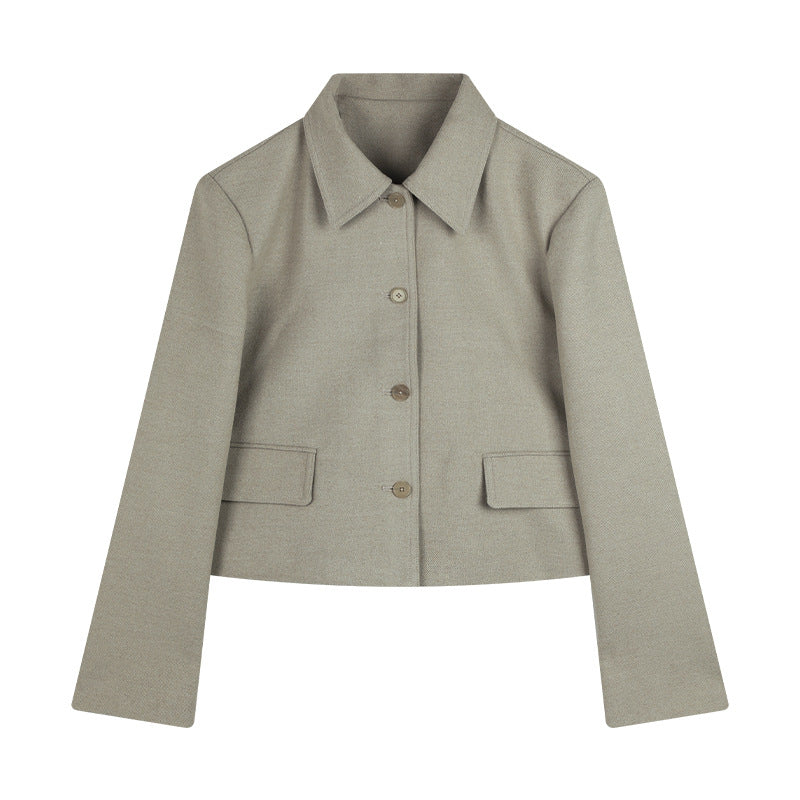 Dame afslappet kort jakke med knapbar krave og praktiske lommer Stilla