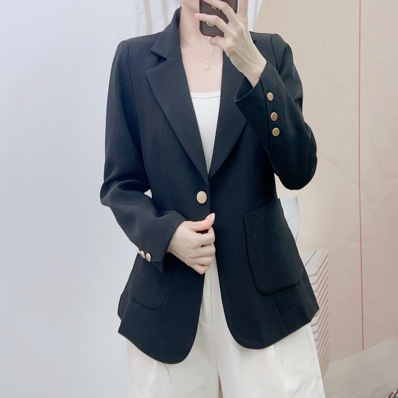 Dame Elegant Blazerjakke med raffinerede knapdetaljer og tætsiddende silhuet Stilla