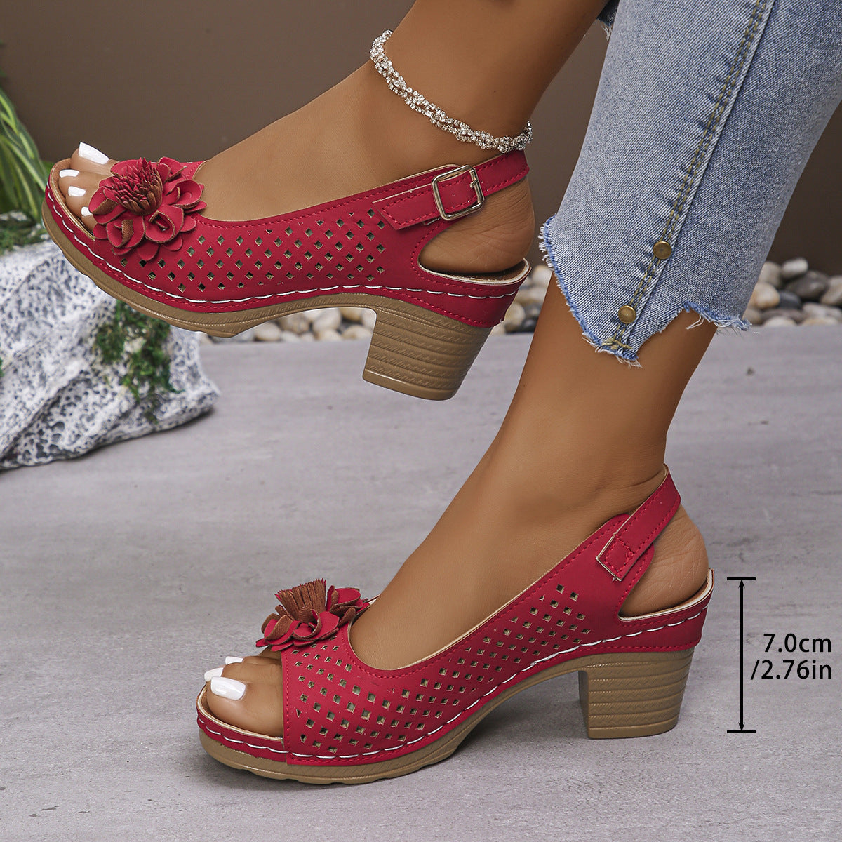 Dame åbne sandaler med dekorativ blomsterapplikation og åndbar hulstruktur Stilla