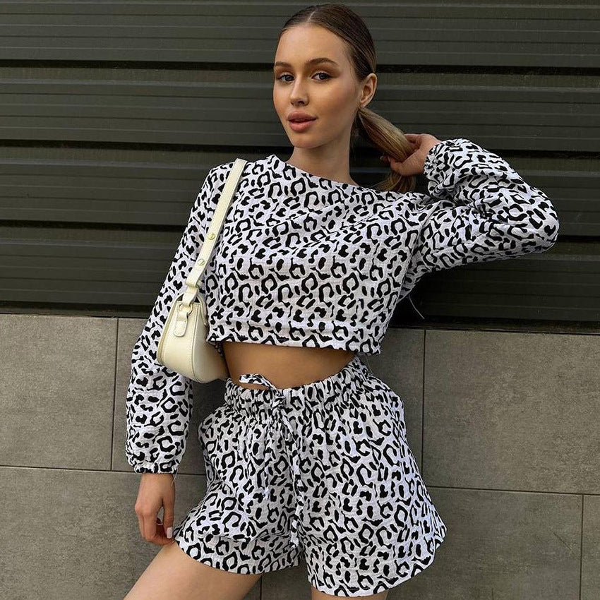 Dame Cropped-Top og Shorts-Sæt med moderne Leoprint og elastisk Talje Stilla