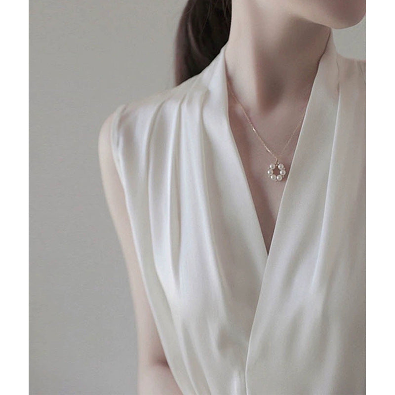 Dame elegant bluse med dyb V-hals og fine folders Stilla