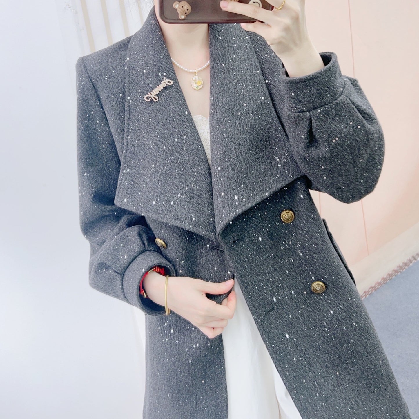 Dame dobbeltstrenget uldfrakke med elegant revers og stilfulde knapdetaljer Stilla