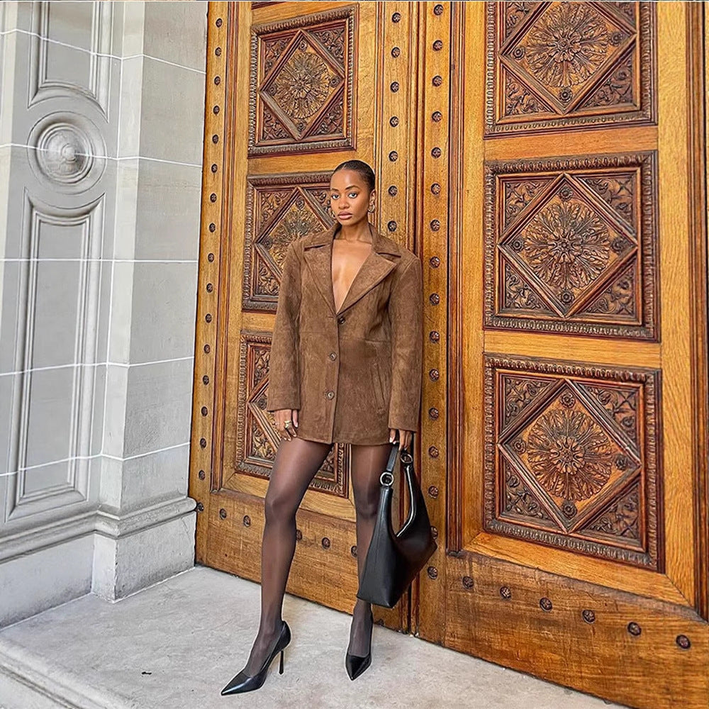 Dame Designer-jakke med dyb V-udskæring og moderne detaljer Stilla