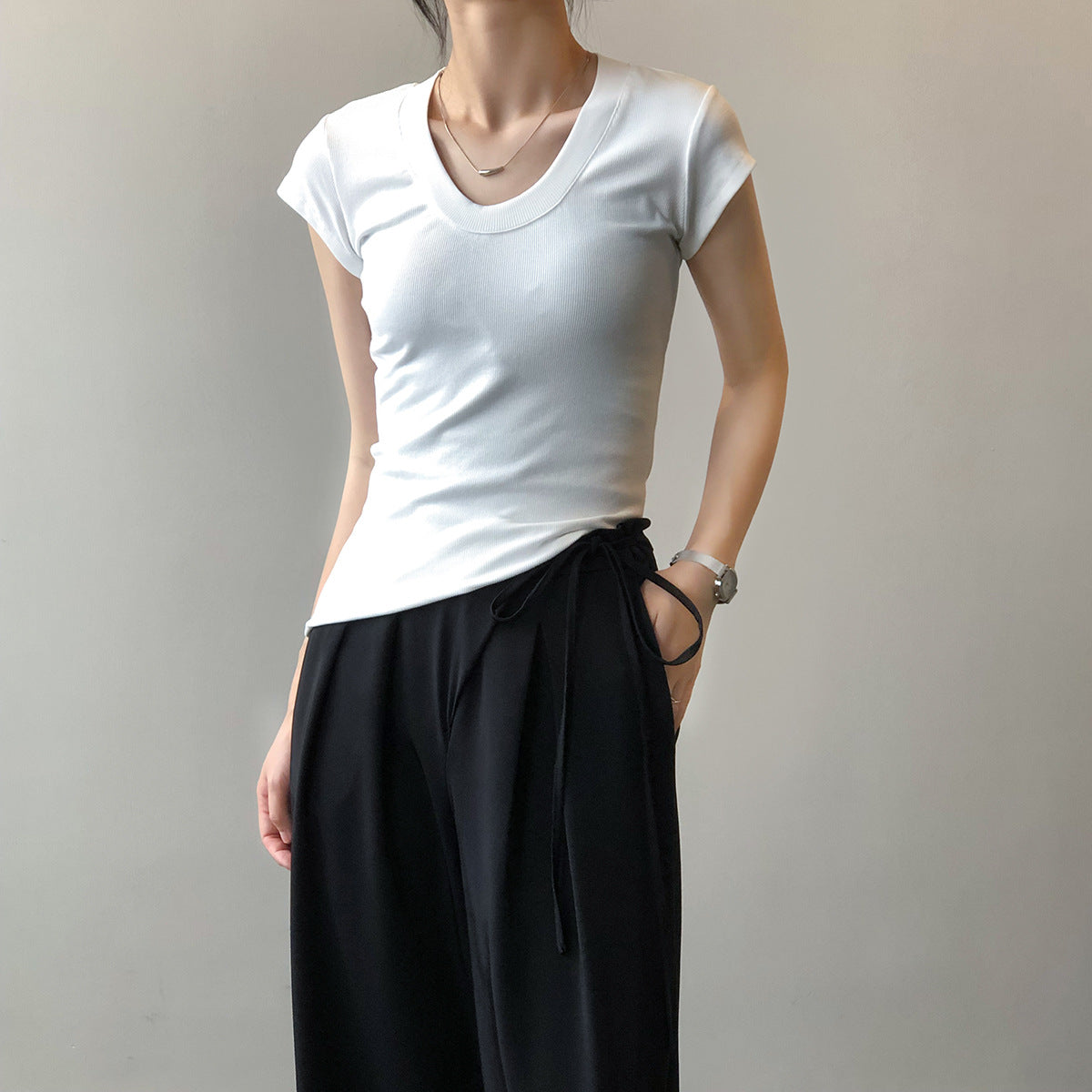 Dame kort bodyshirt i åndbart materiale med dyb rund halsudskæring Stilla