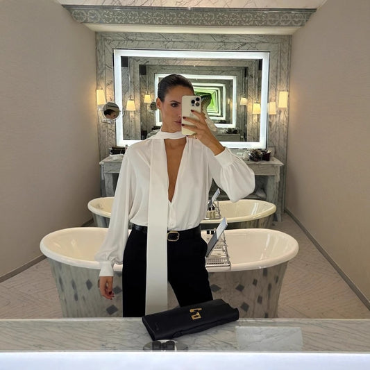 Dame elegant bluse med smal krave og stilfuld slids Stilla