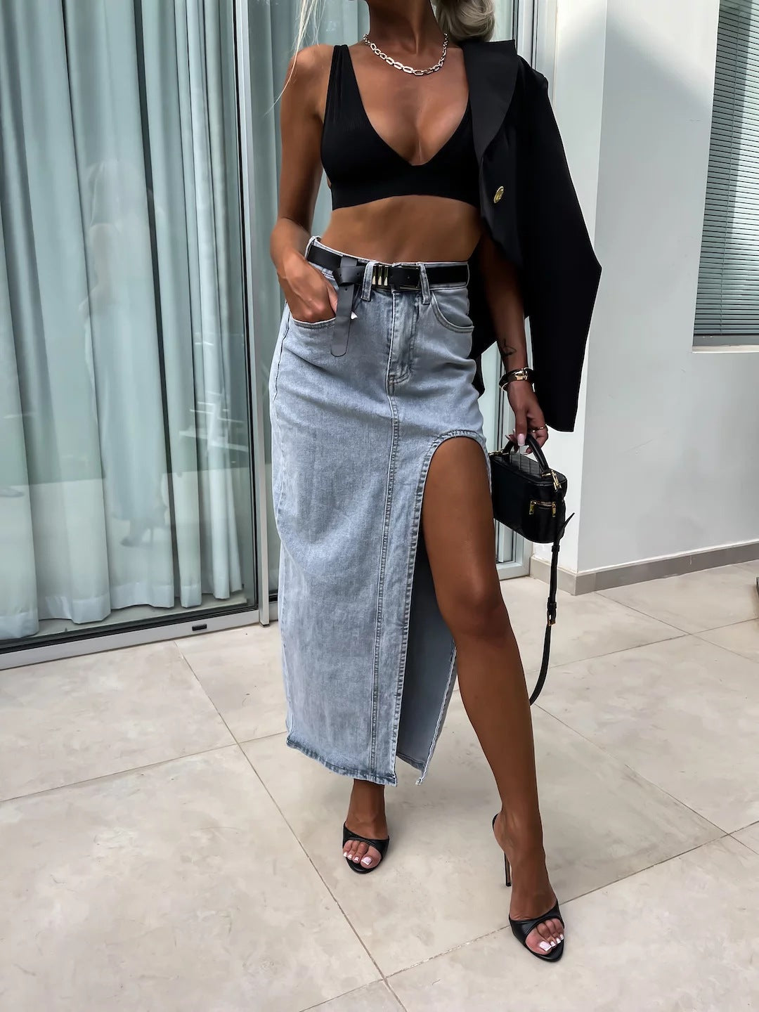 Dame denimnederdel med høj slids og figursyet snit Stilla