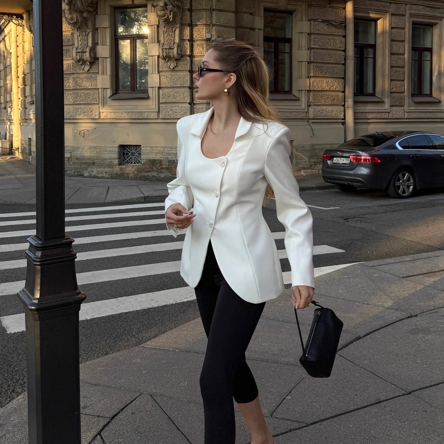 Dame elegant blazerjakke med figursyet snit og moderne knapdetaljer Stilla