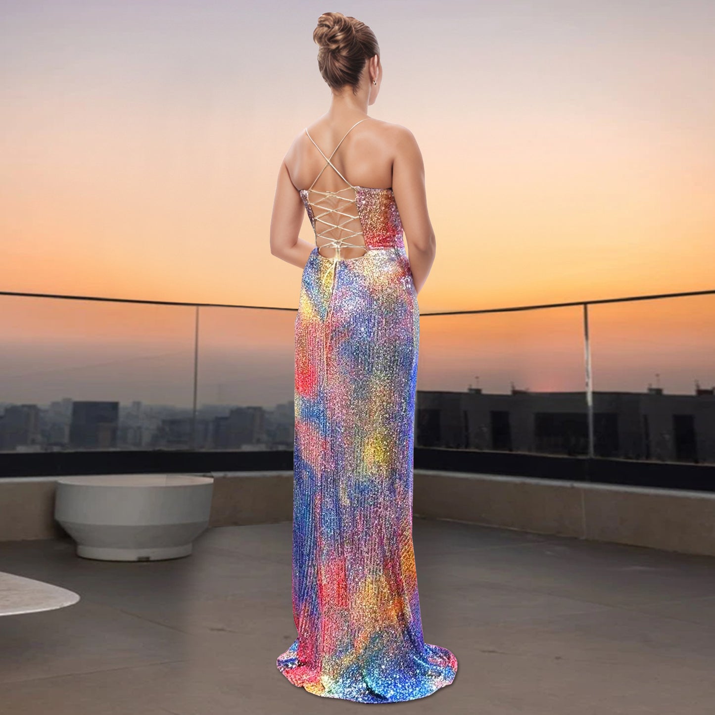 Dame elegant aftenkjole med skinnende paletter og figurformet silhuet Stilla