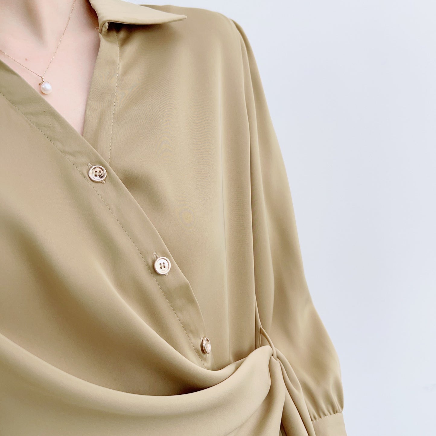 Dame elegant bluse med indpakningslook og fine knapdetaljer Stilla