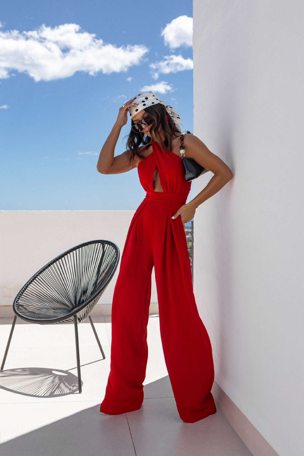 Dame jumpsuit med dyb V-udskæring og elegant snit Stilla