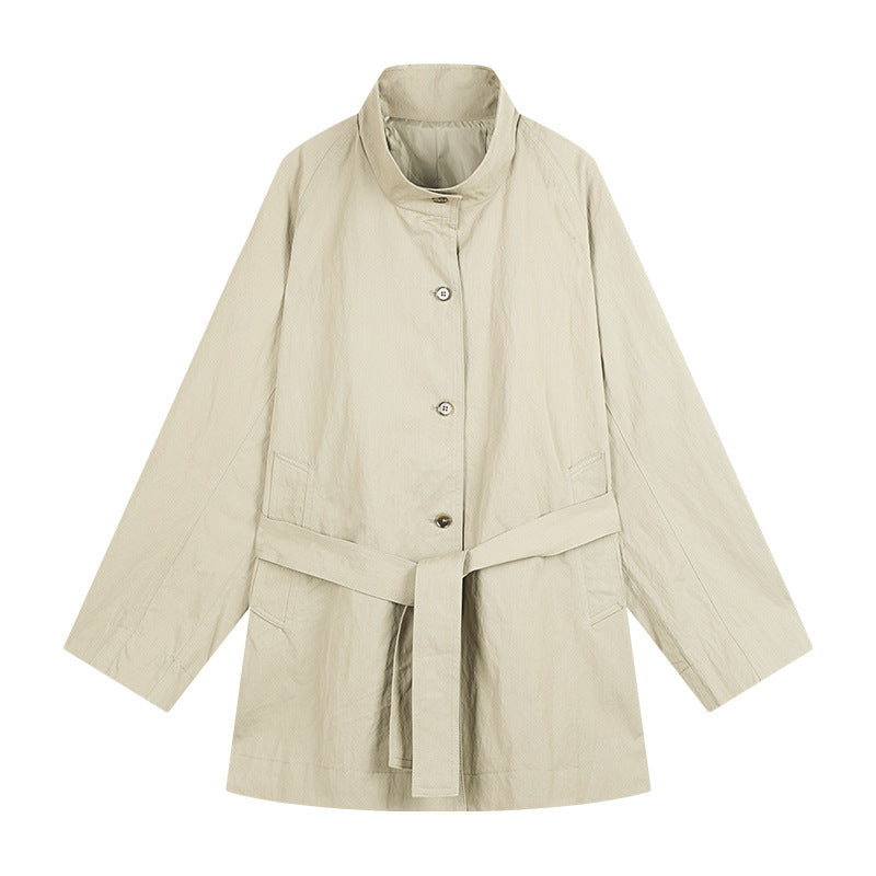 Dame afslappet overgangsjakke med høj lukket krave og praktisk taljebælte Stilla