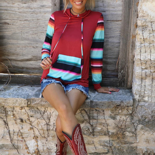 Dame afslappet hættetrøje i moderne stribemønster Stilla