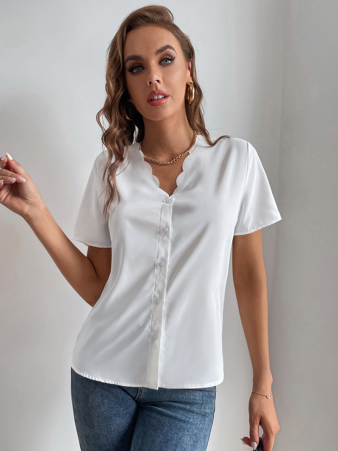 Dame elegant bluse med unik bølgekant og knaplås Stilla