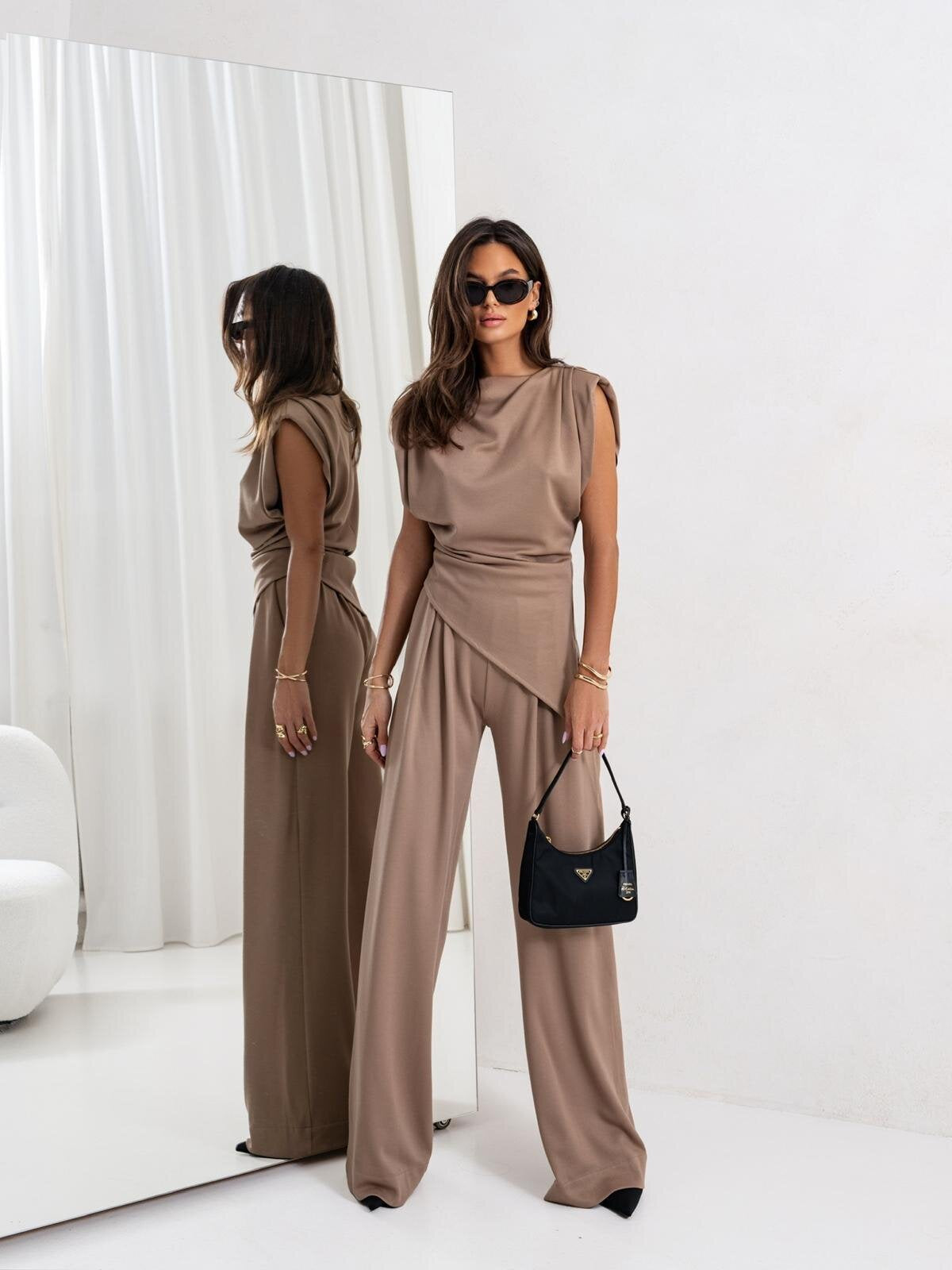 Dame elegant jumpsuit med asymmetrisk snit og flydende design Stilla