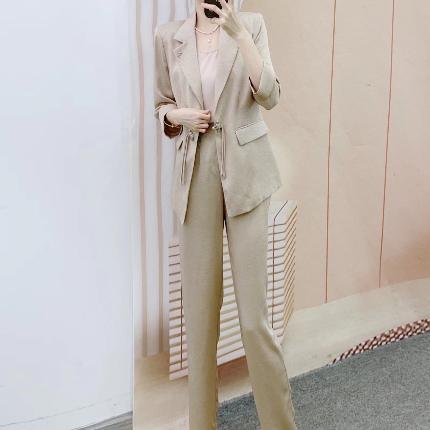 Dame Elegant Blazer-Bukser-Sæt med taljebinding og modetrendy snit Stilla