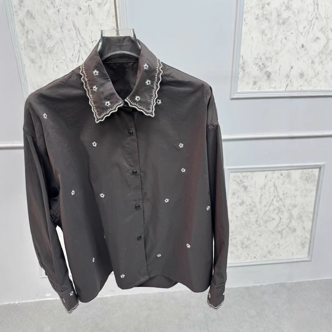 Dame afslappet bluse med filigran blomsterbroderedesign og vidde udskårne ærmer Stilla