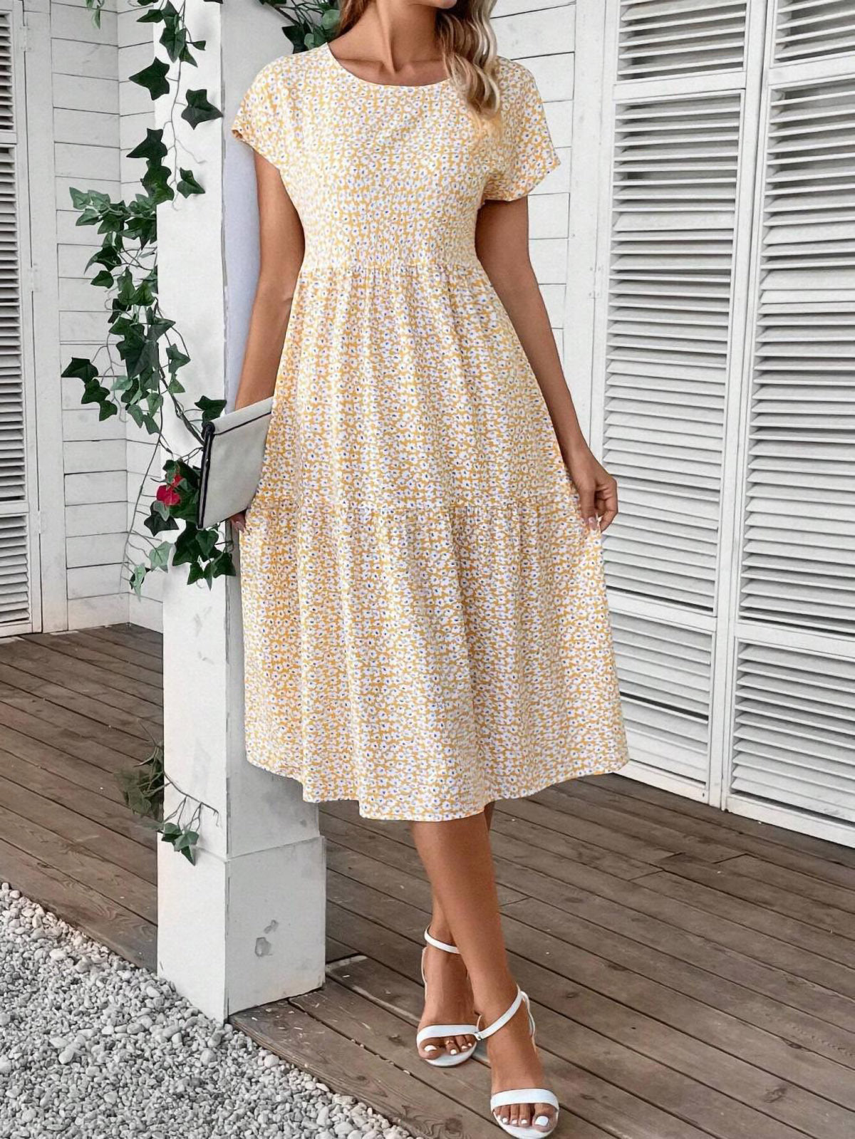 Dame afslappet midikjole med blomsterdesign og flerlagssøm Stilla