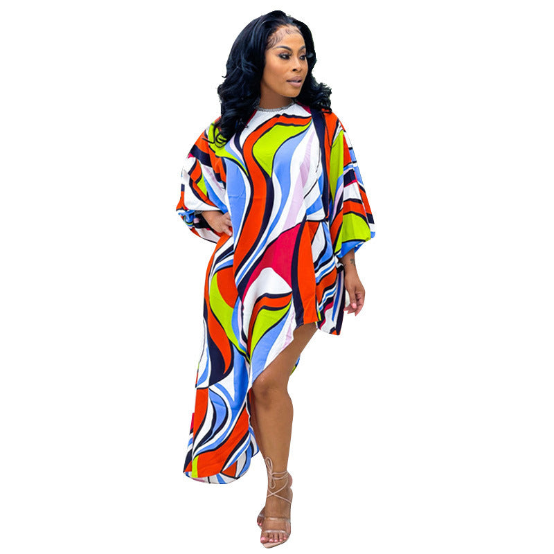 Dame afslappet strandkjole med asymmetrisk snit og farverigt bølgemønster Stilla