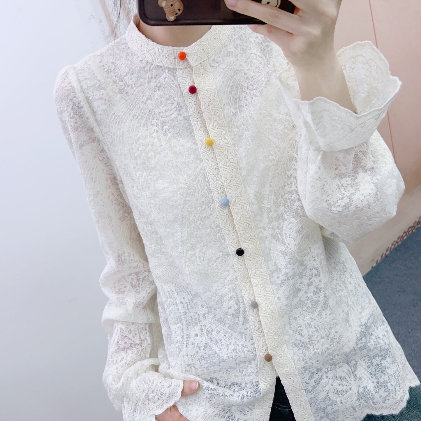 Dame Elegant Bluse med fine rynker og farverige knapdetaljer Stilla