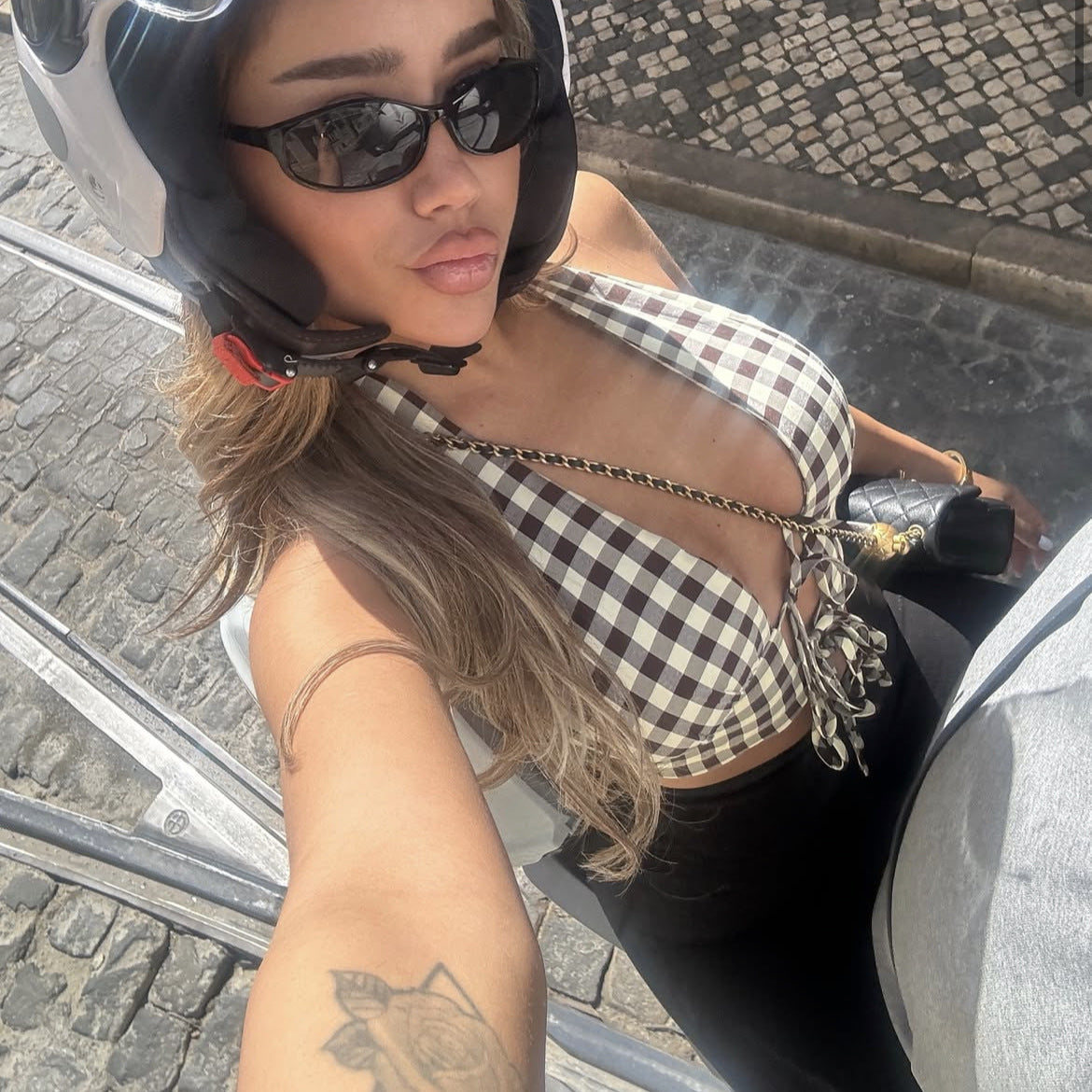 Dame Crop-Top med ternet design og bindbare detaljer Stilla