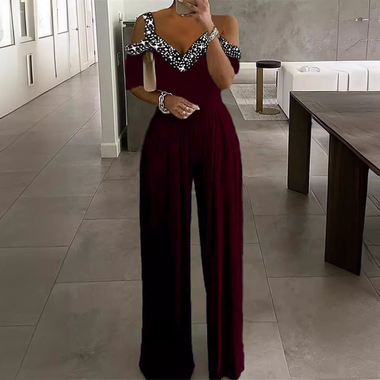 Dame Elegante Jumpsuit med Off-Shoulder Design og Glitteraccenter Stilla