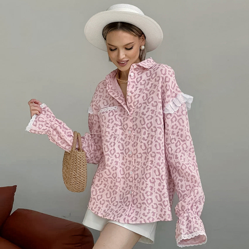 Dame dyreprint bluse med flæser og knapdetaljer Stilla