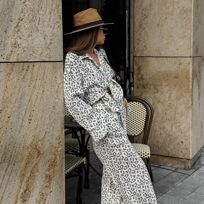 Dame jumpsuit med moderne leopardmønster og elegant taljering Stilla