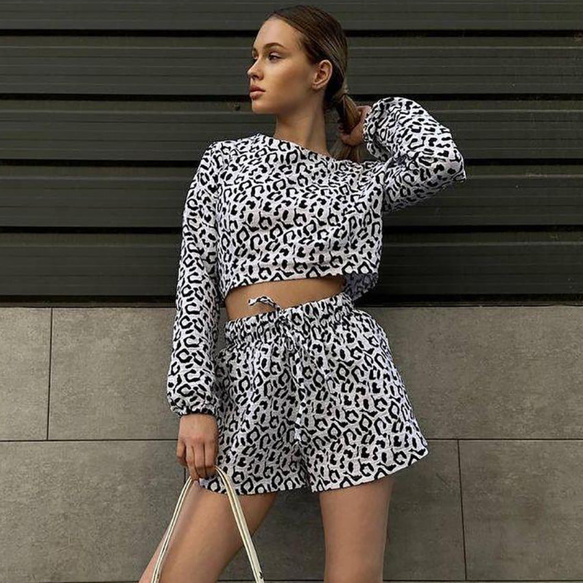 Dame Cropped-Top og Shorts-Sæt med moderne Leoprint og elastisk Talje Stilla